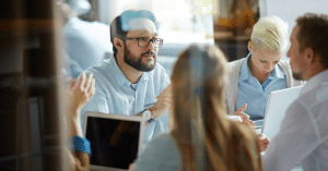 Un groupe de travail CSE réuni dans un bureau transparent