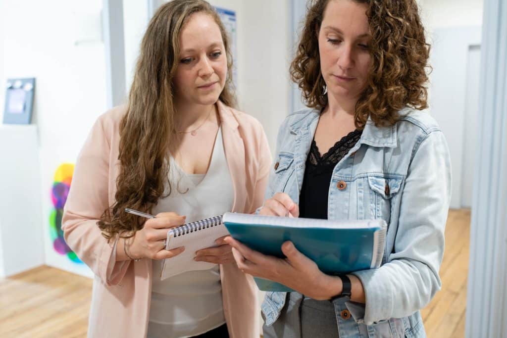 Deux étudiantes en alternance au Bachelor Chargé des ressources humaines en entreprise.
