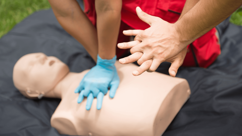 Stagiaires en formation SST pratiquant les gestes de premiers secours sur un mannequin dans une salle de formation professionnelle