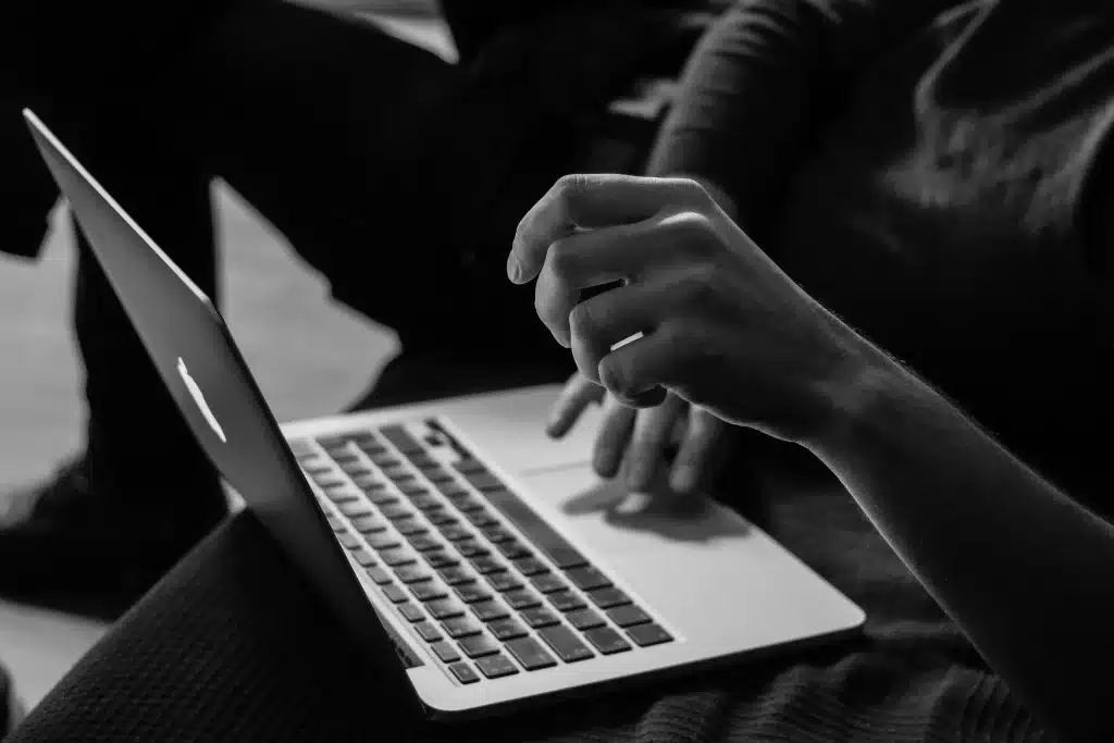 Personne utilisant un ordinateur portable pour analyser des données RH dans un contexte de protection des données