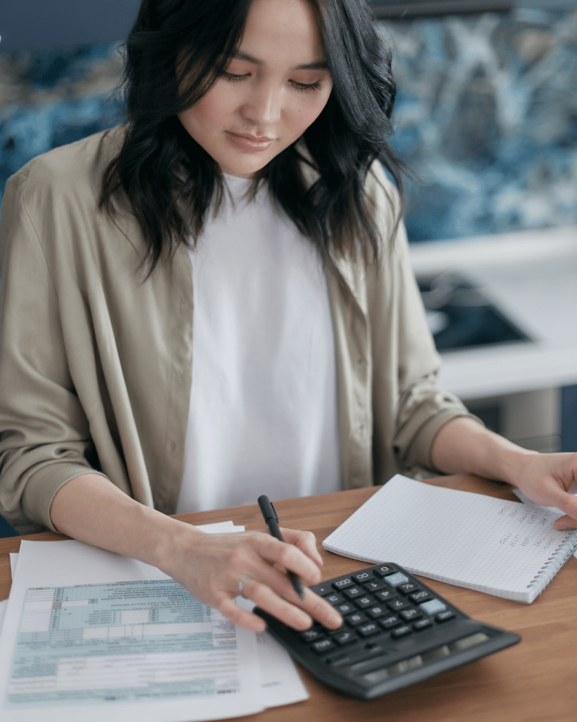 Apprenant en formation paie réalisant un exercice de calcul de paie chez Paie & RH Académie à Pau.