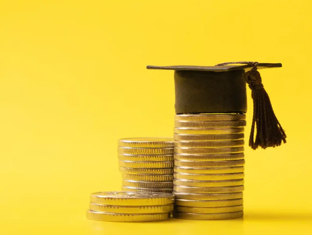 Pièces de monnaie avec toque de diplômé illustrant le financement d’une formation professionnelle en 2026